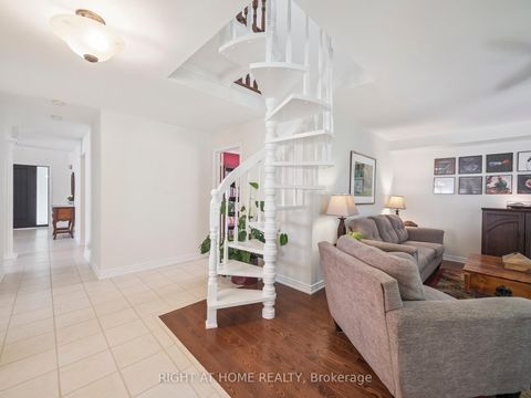 Photo 9 at 100 Carlyle Crescent, Aurora Highlands, Aurora Photo 9 at 100 Carlyle Crescent, Aurora Highlands, Aurora