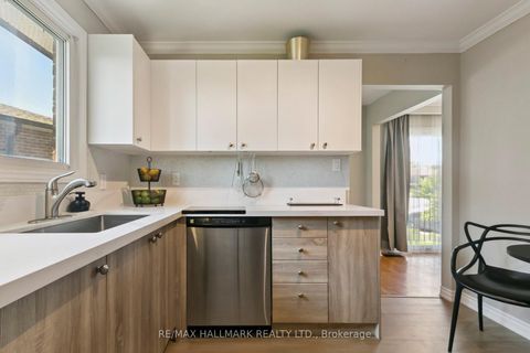Photo 13 at 13 Fonthill Place, York University Heights, Toronto