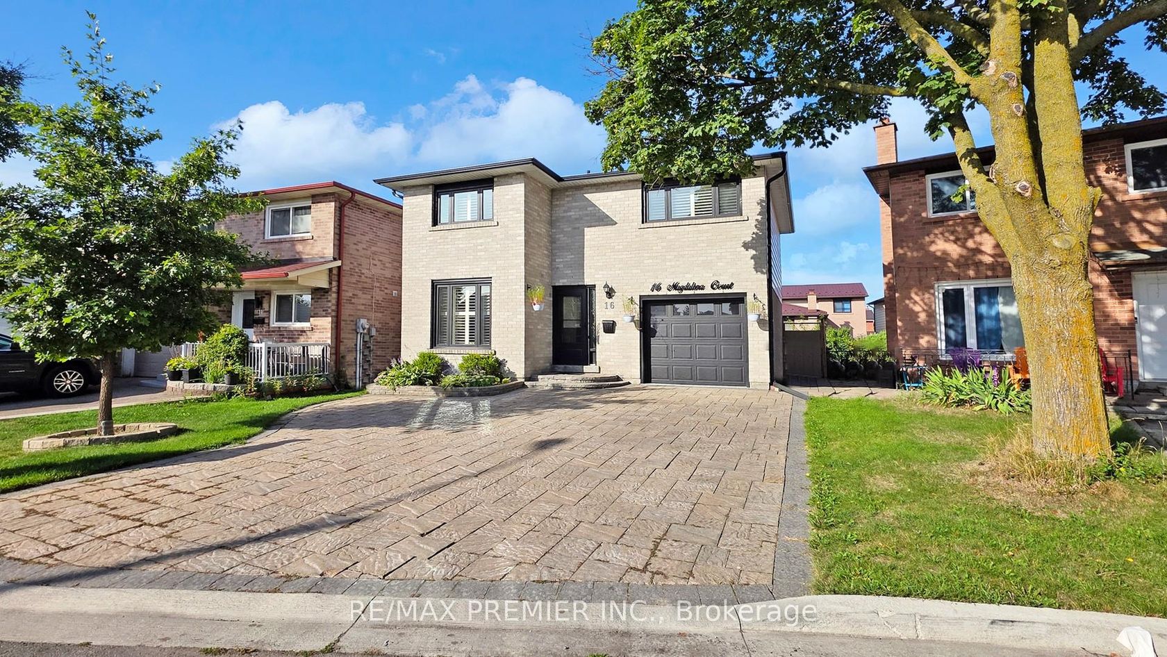 16 Magdalena Court, Jamestown, Toronto 