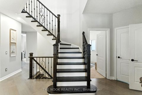 Photo 3 at 122 Estate Garden Drive, Oak Ridges, Richmond Hill