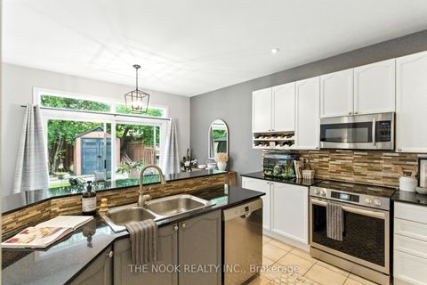 Photo 10 at 122 Estate Garden Drive, Oak Ridges, Richmond Hill