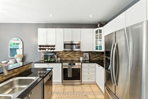 Photo 11 at 122 Estate Garden Drive, Oak Ridges, Richmond Hill