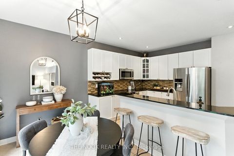 Photo 14 at 122 Estate Garden Drive, Oak Ridges, Richmond Hill