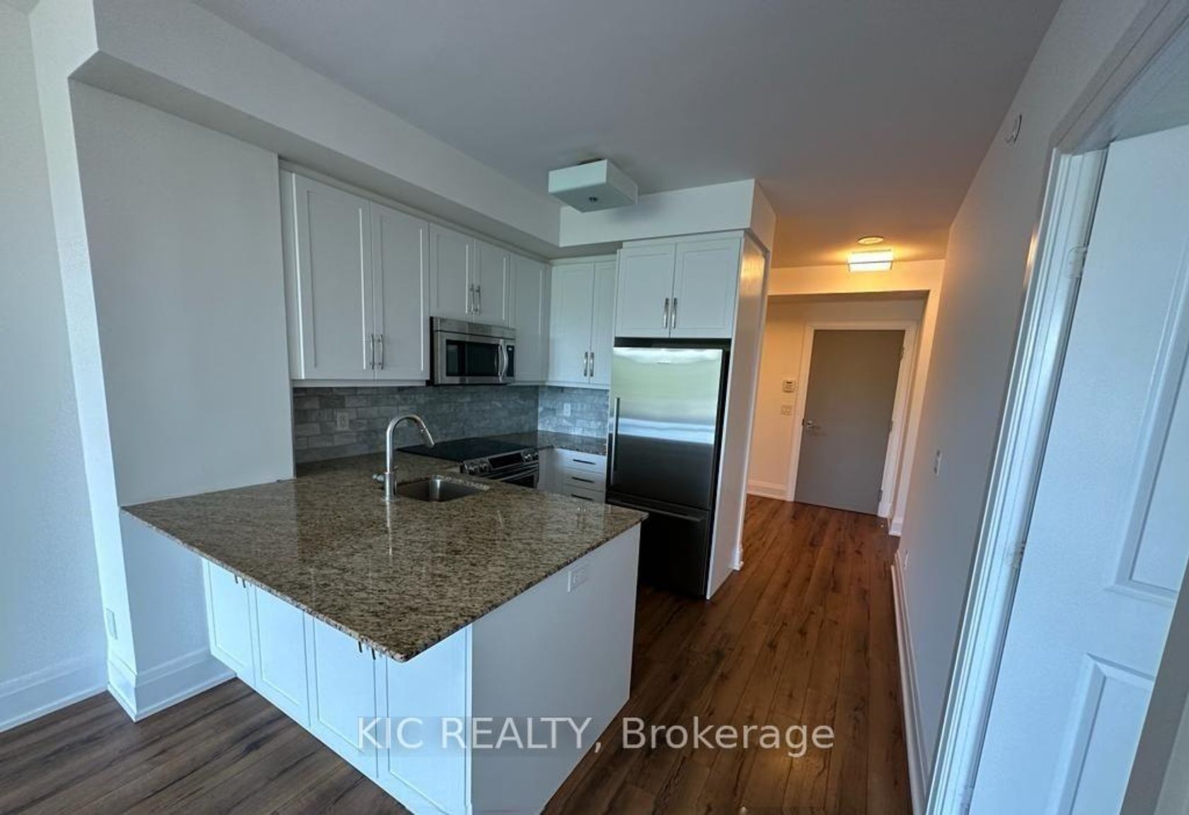 424 - 2 Old Mill Drive, Swansea, Toronto 