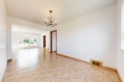Photo 10 at 22 Woodenhill Court, Eglinton West, Toronto