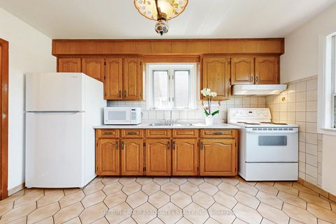 Photo 12 at 22 Woodenhill Court, Eglinton West, Toronto