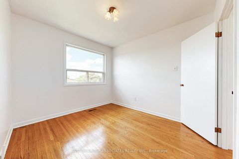 Photo 15 at 22 Woodenhill Court, Eglinton West, Toronto