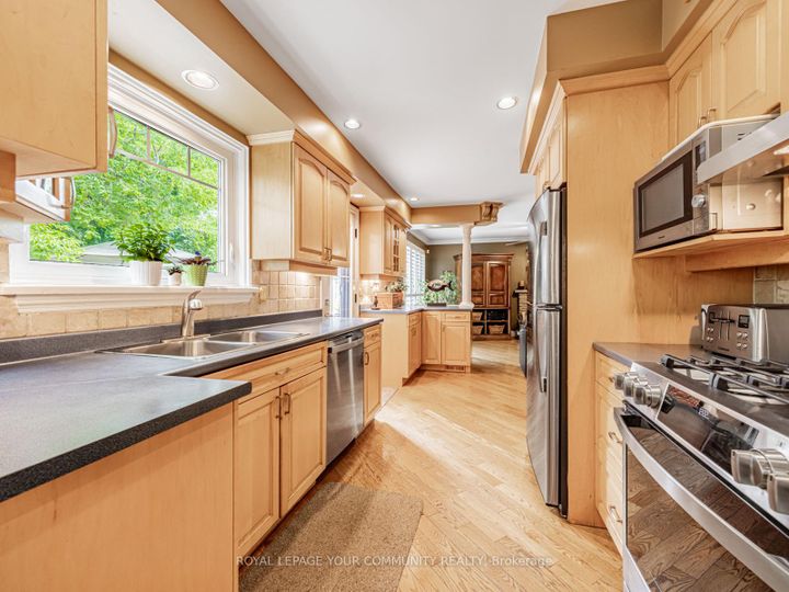 Photo 15 at 10 Banquo Road, Royal Orchard, Markham