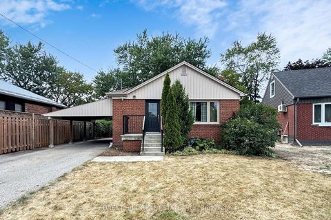 Photo 3 at 14 Ilfracombe Crescent, Maryvale, Toronto
