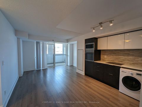 Photo 4 at 606 - 318 Richmond Street W, Waterfront Communities C1, Toronto