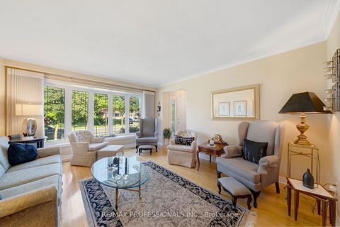 Photo 5 at 216 Wellesworth Drive, West Deane, Toronto