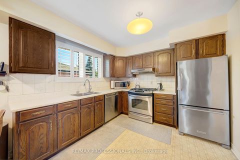 Photo 10 at 216 Wellesworth Drive, West Deane, Toronto