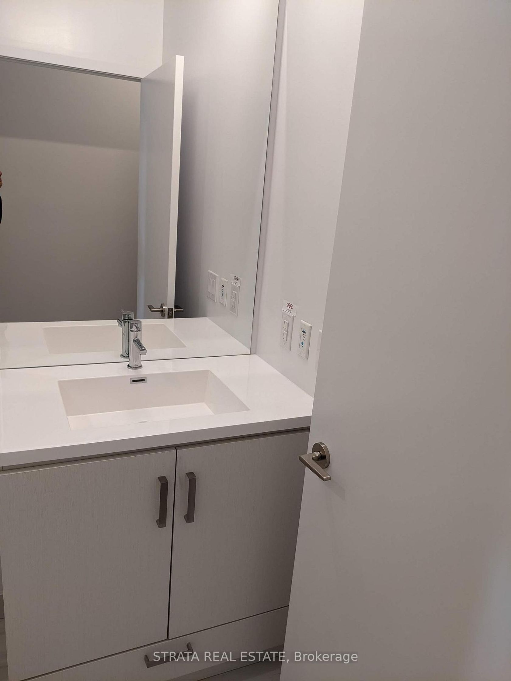 205 - 10 Honeycrisp Crescent, Vaughan Corporate Centre, Vaughan photo number 2 205 - 10 Honeycrisp Crescent, Vaughan Corporate Centre, Vaughan photo number 2