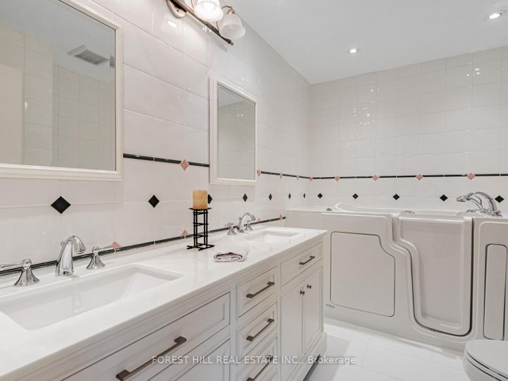 Photo 14 at 36 - 603 Clark Avenue, Yorkhill, Vaughan