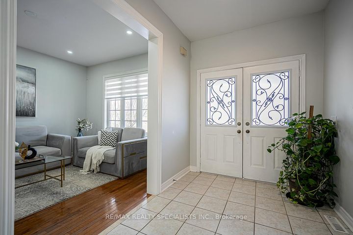 Photo 2 at 19 Rushbrook Drive, Vales of Castlemore, Brampton