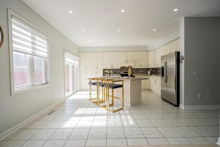 Photo 12 at 19 Rushbrook Drive, Vales of Castlemore, Brampton