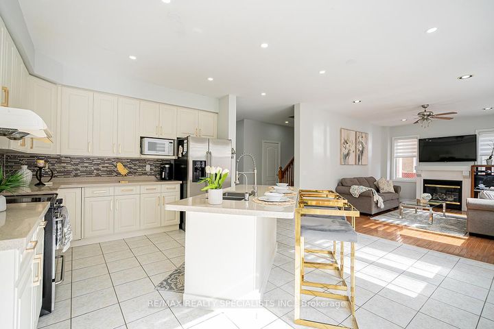 Photo 14 at 19 Rushbrook Drive, Vales of Castlemore, Brampton