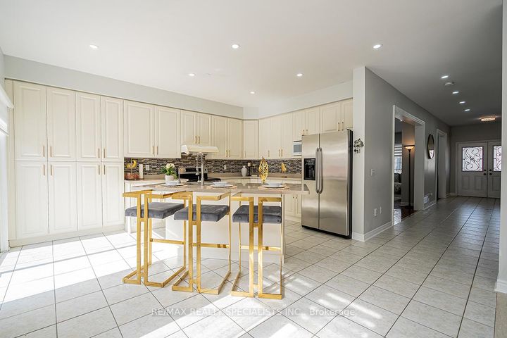 Photo 15 at 19 Rushbrook Drive, Vales of Castlemore, Brampton