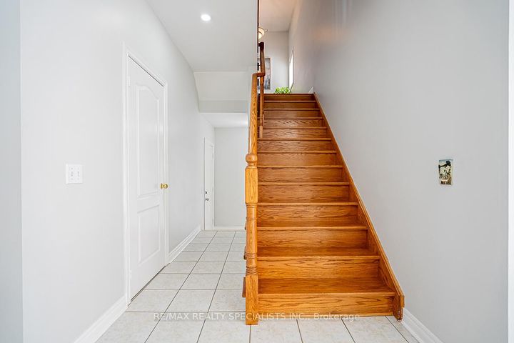 Photo 17 at 19 Rushbrook Drive, Vales of Castlemore, Brampton