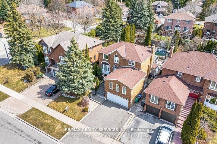 Photo 2 at 41 Christie Drive, Snelgrove, Brampton