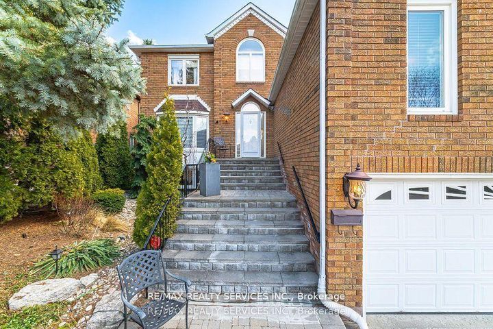 Photo 3 at 41 Christie Drive, Snelgrove, Brampton