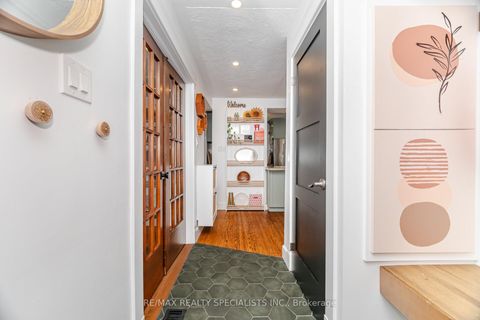 Photo 6 at 1539 Pembroke Drive, CP College Park, Oakville