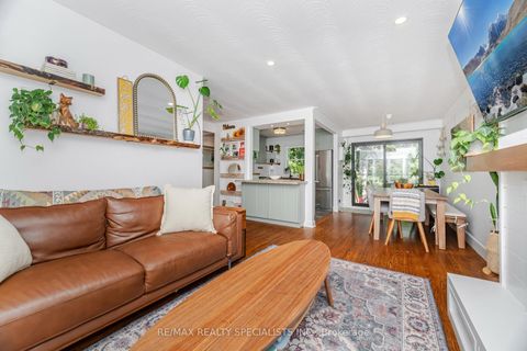 Photo 10 at 1539 Pembroke Drive, CP College Park, Oakville