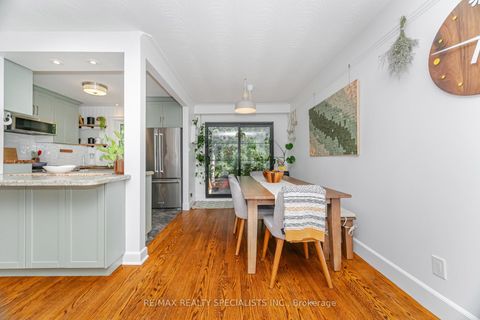 Photo 13 at 1539 Pembroke Drive, CP College Park, Oakville