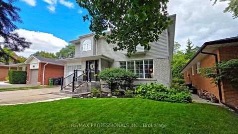 Photo 2 at 5 Grasspoint Crescent, Markland Wood, Toronto