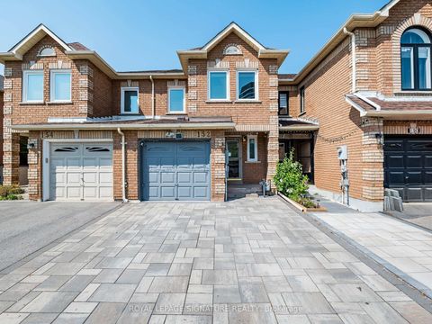 Photo 2 at 152 Lindenshire Avenue, Maple, Vaughan