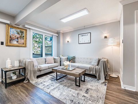Photo 4 at 152 Lindenshire Avenue, Maple, Vaughan
