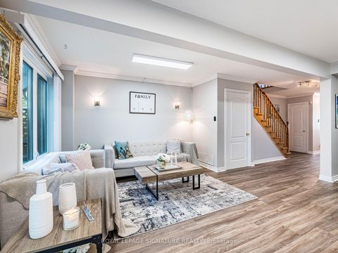 Photo 7 at 152 Lindenshire Avenue, Maple, Vaughan