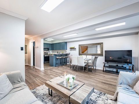 Photo 9 at 152 Lindenshire Avenue, Maple, Vaughan