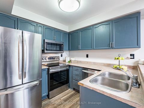 Photo 11 at 152 Lindenshire Avenue, Maple, Vaughan