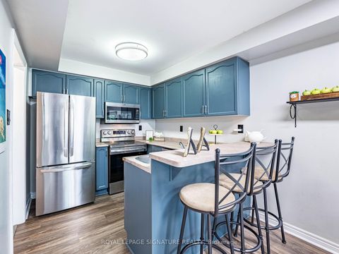 Photo 12 at 152 Lindenshire Avenue, Maple, Vaughan