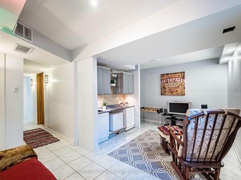 Photo 32 at 152 Lindenshire Avenue, Maple, Vaughan