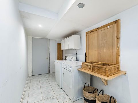 Photo 37 at 152 Lindenshire Avenue, Maple, Vaughan