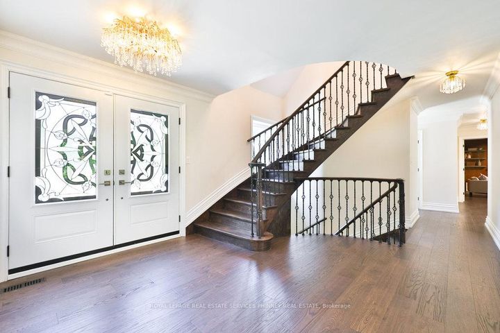 Photo 2 at 1033 Wenleigh Court, Lorne Park, Mississauga