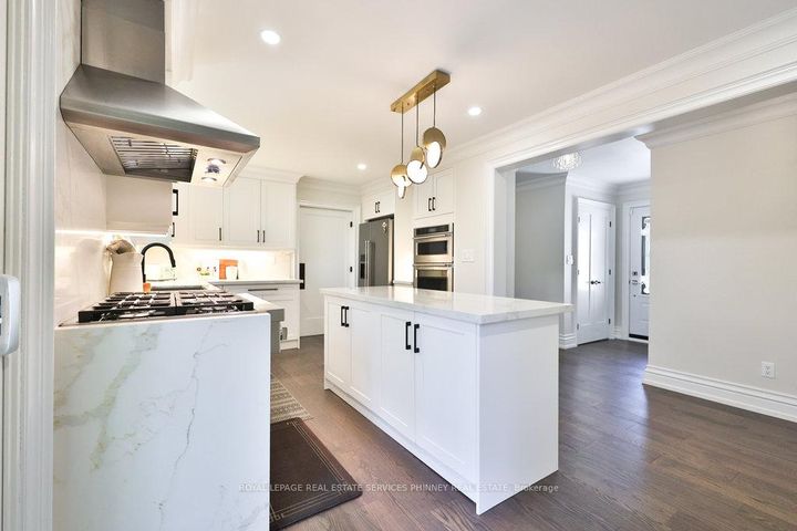 Photo 9 at 1033 Wenleigh Court, Lorne Park, Mississauga