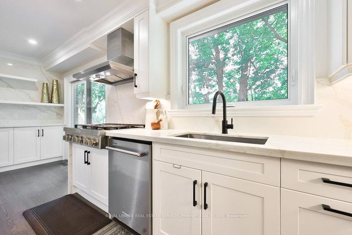 Photo 10 at 1033 Wenleigh Court, Lorne Park, Mississauga