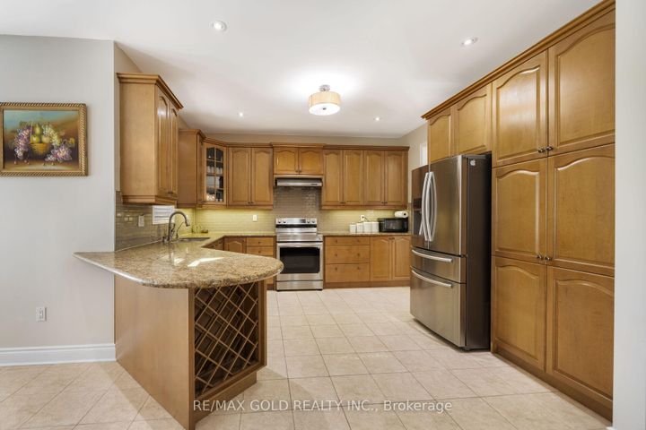 Photo 6 at 19 Eiffel Boulevard, Vales of Castlemore North, Brampton