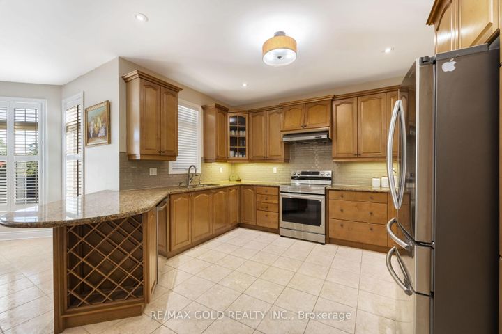 Photo 8 at 19 Eiffel Boulevard, Vales of Castlemore North, Brampton