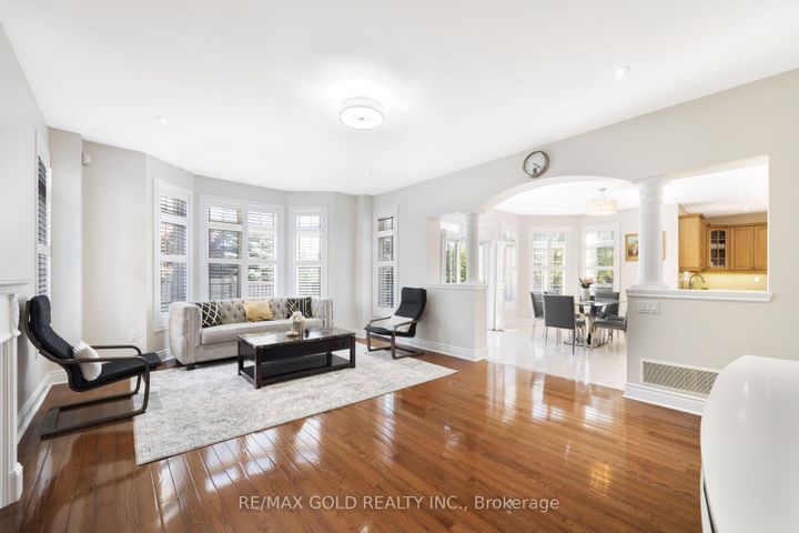 Photo 11 at 19 Eiffel Boulevard, Vales of Castlemore North, Brampton