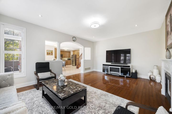 Photo 12 at 19 Eiffel Boulevard, Vales of Castlemore North, Brampton