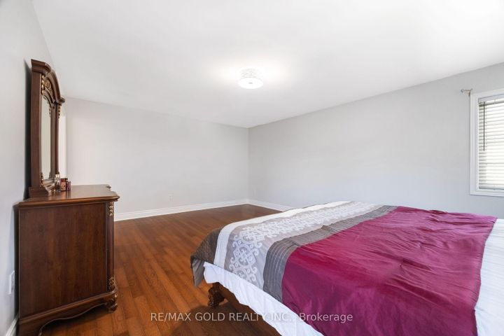Photo 22 at 19 Eiffel Boulevard, Vales of Castlemore North, Brampton