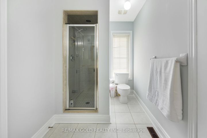 Photo 28 at 19 Eiffel Boulevard, Vales of Castlemore North, Brampton