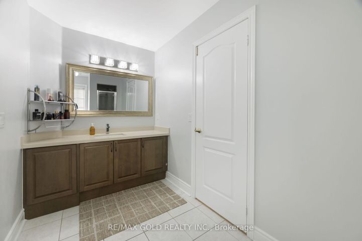 Photo 29 at 19 Eiffel Boulevard, Vales of Castlemore North, Brampton