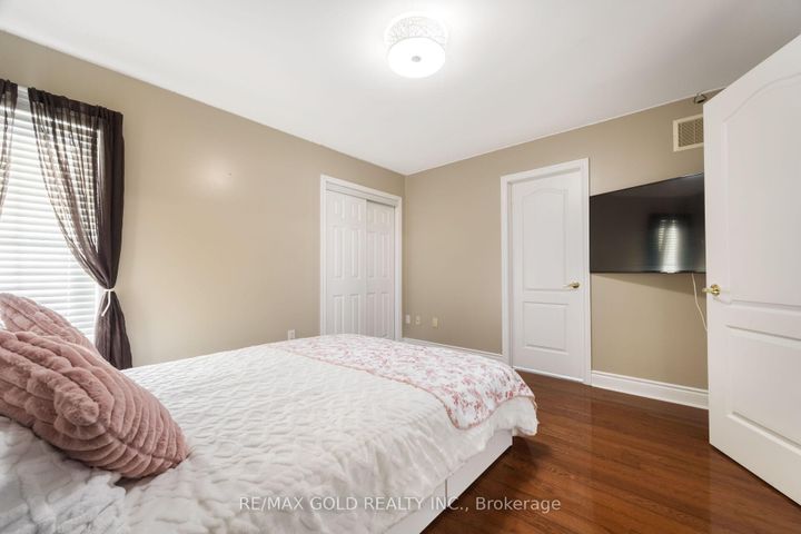 Photo 31 at 19 Eiffel Boulevard, Vales of Castlemore North, Brampton