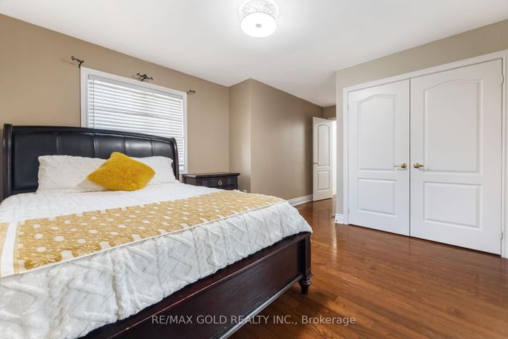 Photo 33 at 19 Eiffel Boulevard, Vales of Castlemore North, Brampton