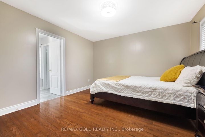 Photo 36 at 19 Eiffel Boulevard, Vales of Castlemore North, Brampton
